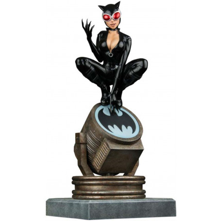 Batman - Catwoman on Light-Up Bat-Signal Limited Edition Statue