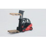 Bruder 1:16 Linde Fork Lift w- 2 pallets